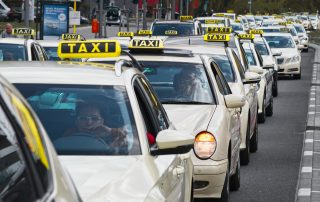 wachtende taxi's in rij